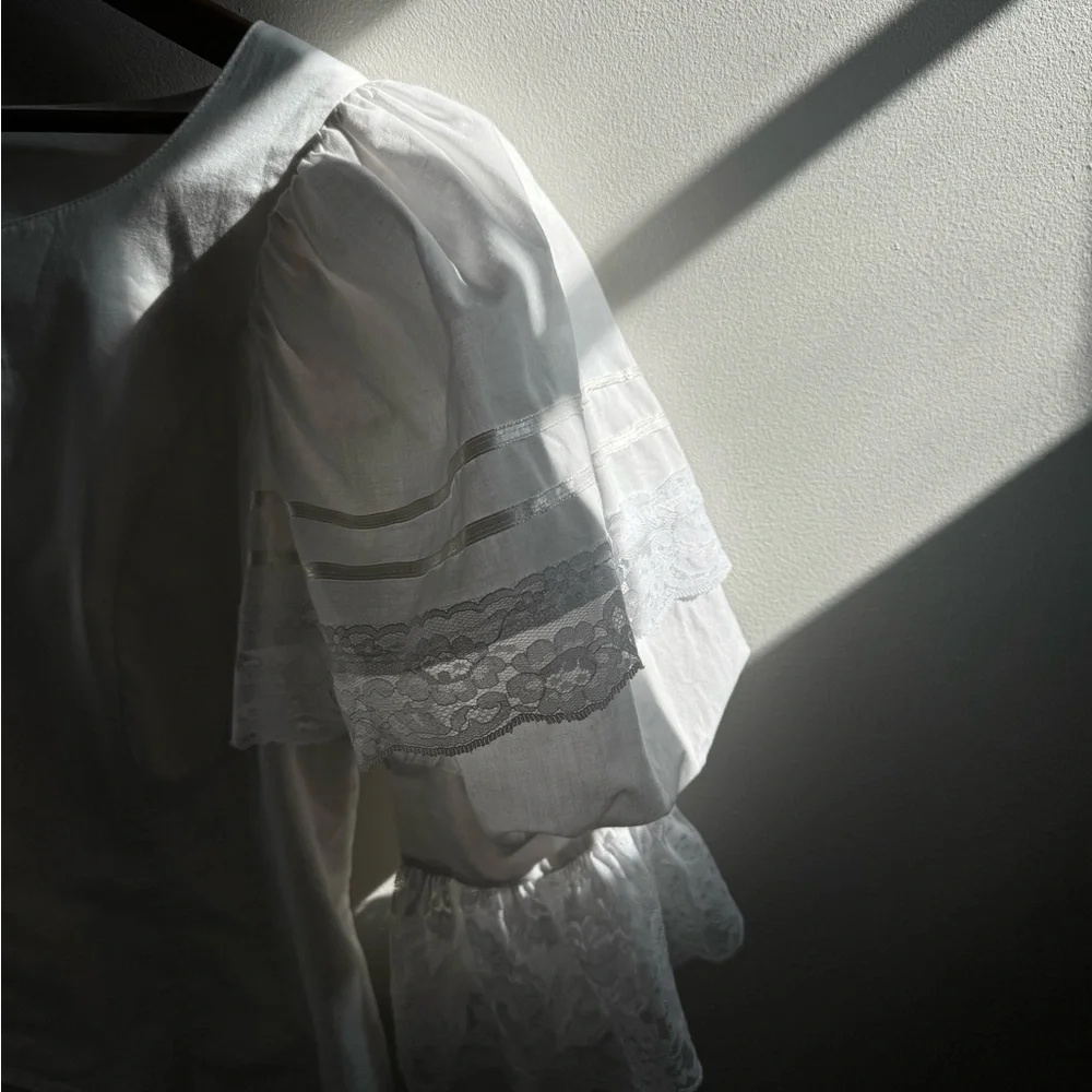 Vintage White Lace Women's Top With Puffy Sleeves Size Medium - Picture 3 of 7